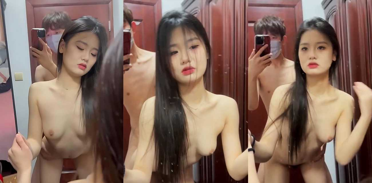 顶级女大学生不雅视频流出，全程露脸放荡不羁镜前揉奶挨操只管享受，饥渴跪舔肉棒骚劲