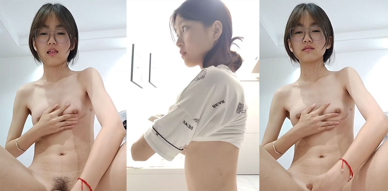 清纯眼镜学生妹露脸自慰视频流出，内裤上提紧勒逼缝冰袖拉扯猛蹭嫩穴，中指插入揉胸自