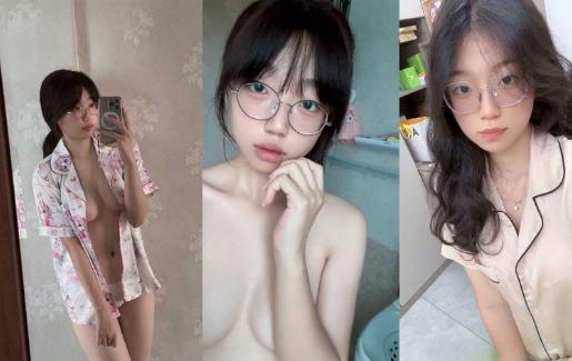 云南师范大学眼镜妹【周晓琴】高颜值学妹私下寂寞难耐，在家自拍火辣自慰视频撩骚求人