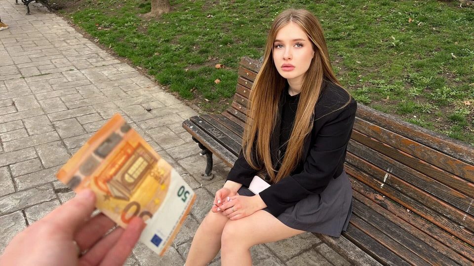 女孩需要帮助。在这种情况下，你会做什么？