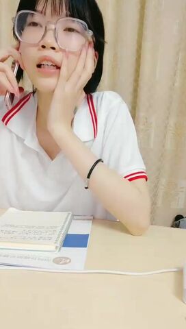 剧情演绎眼镜学生妹打电话叫学长来家里作业辅导，脱光光躺在桌子上检查身体，再到卧室