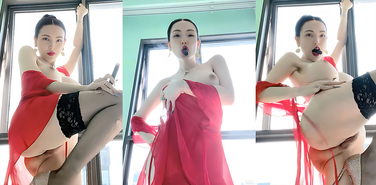 直播天后【水母娘娘】挑战极限30cm巨屌深喉，高跟鞋插逼玩到失禁，真是太狠了