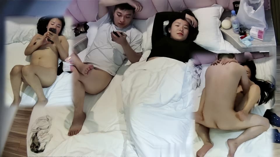 星期天休息小华哥约女友去酒店开房一边啪啪一边玩游戏，女友毛多性欲强趴上面不愿意下